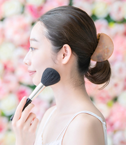 メイクする女性